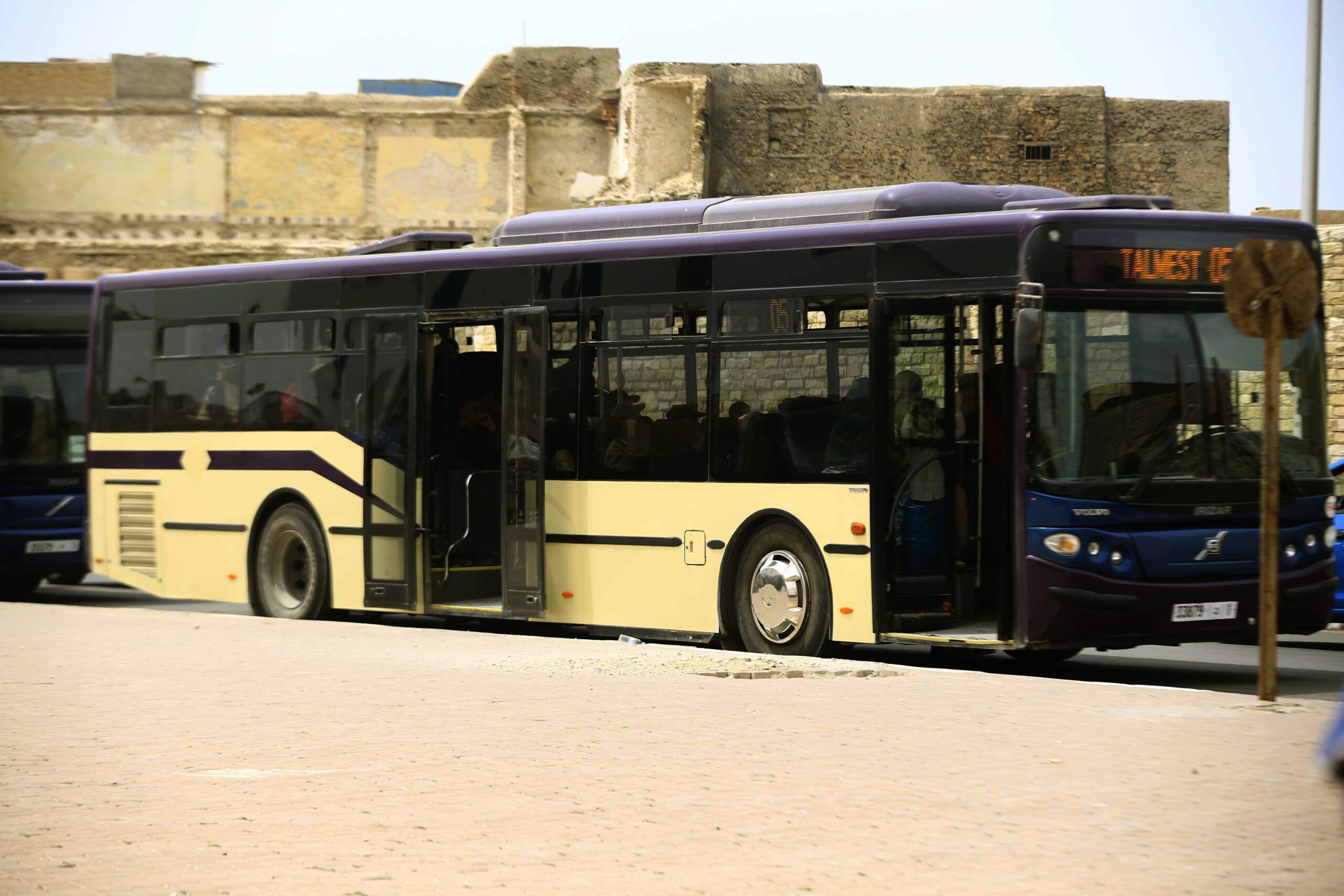 Le Bus : L'Option Économique mais Moins Flexible​